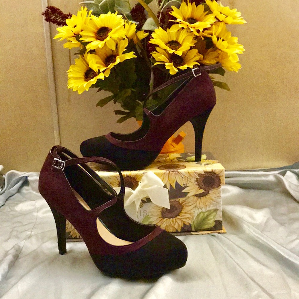 MEW Elegant, 2 tone pump -criss cross strapping!